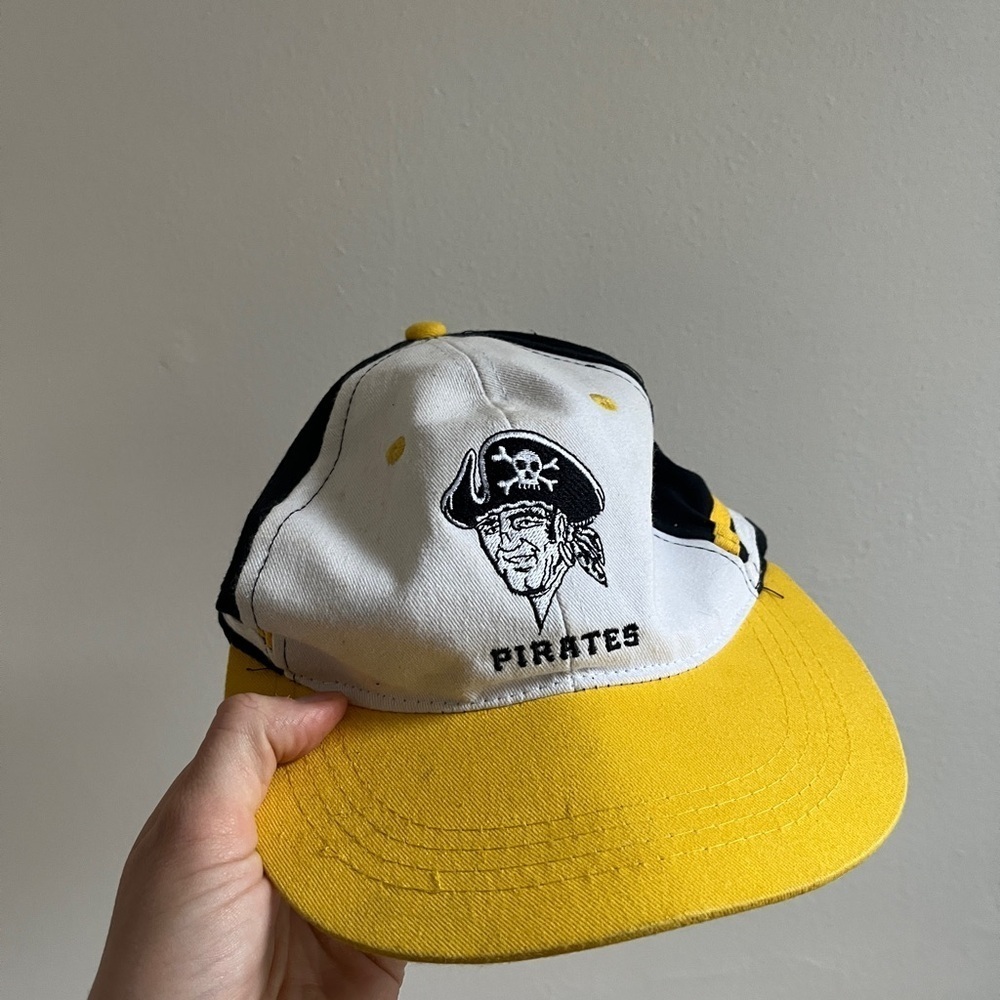 Pirates Logo Cap in Yellow and White